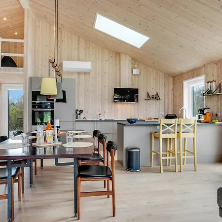 Wooden House With Direct Access To The Sea بيت للعطل *