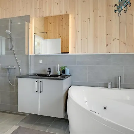 Wooden House With Direct Access To The Sea * Haslevgårde