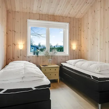 Vakantiehuis Wooden House With Direct Access To The Sea